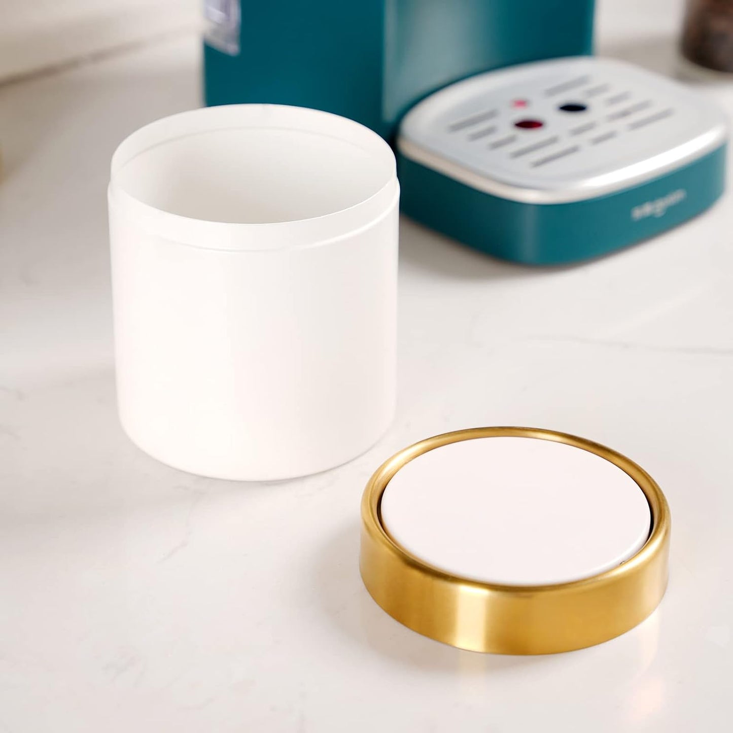 Mini Trash Can with Lid, Metal Small Tiny Mini Trash Bin Can, Mini Countertop Trash Cans for Desk Car Office Kitchen, Swing Top Trash Bin 1.5 L/0.40 Gal (White)