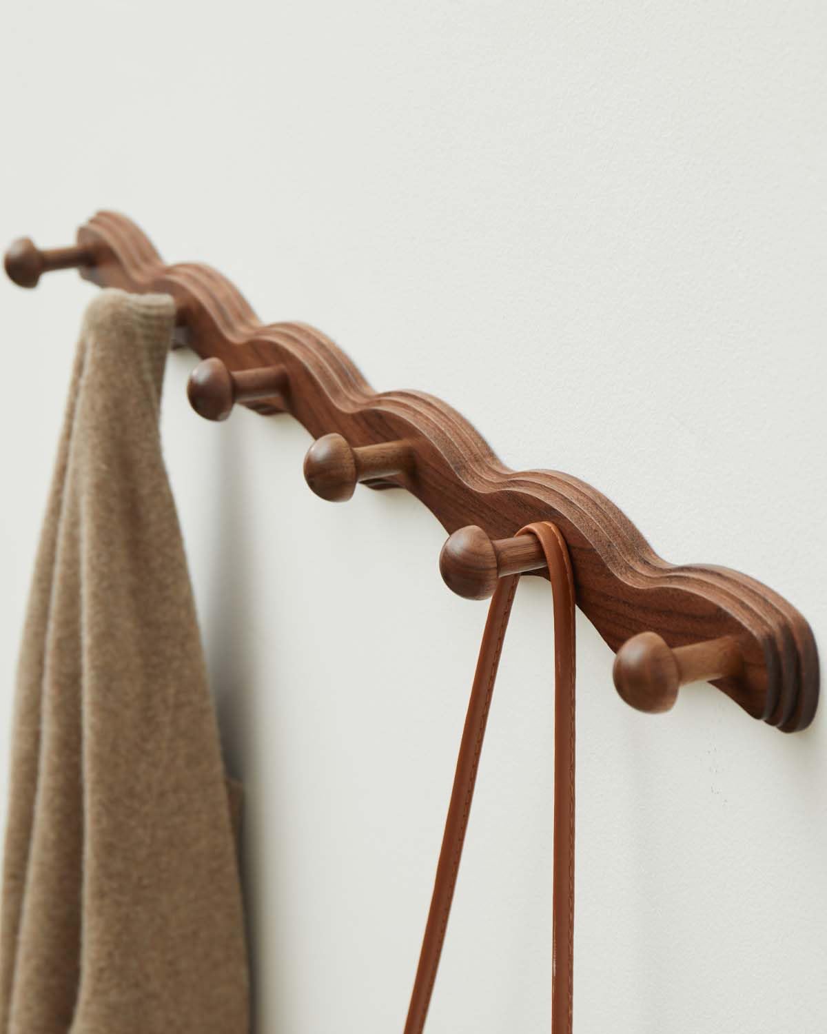 Wood Coat Rack Wall Mount - Walnut Coats Hook Hanger Wall-Mounted, Wave-Shaped Entryway Hanging