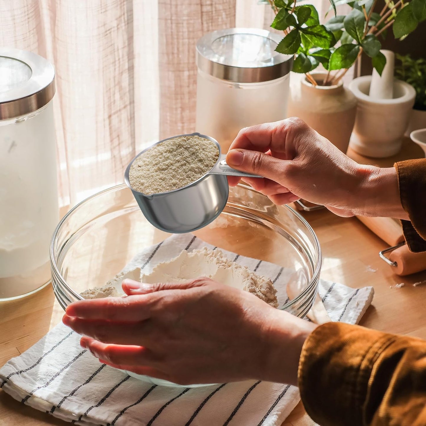 Color Up 2 Cup Measuring Cup, 480ml Stainless Steel Metal, Easy-Pour Spouts, Engraved Markings, Flat Base, Dishwasher Safe, for Dry and Liquid Ingredients