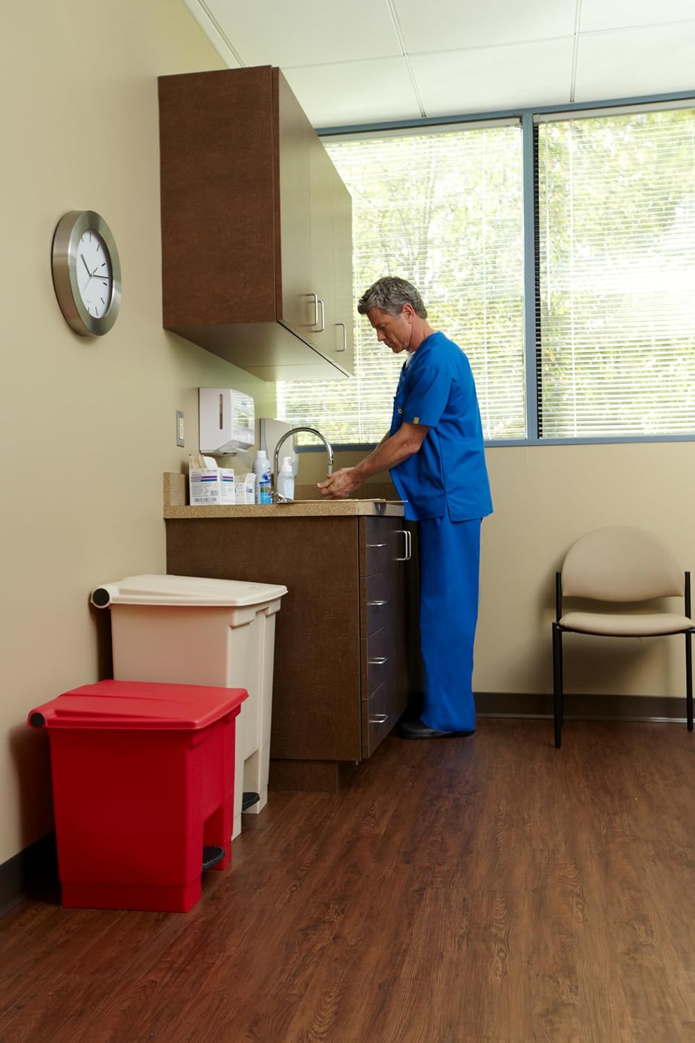Rubbermaid Commercial Products Legacy Step-On Trash Can, 18-Gallon, White, Hands-Free Garbage Can for Medical Waste in Hospitals/Lab/Emergency/Patient Rooms