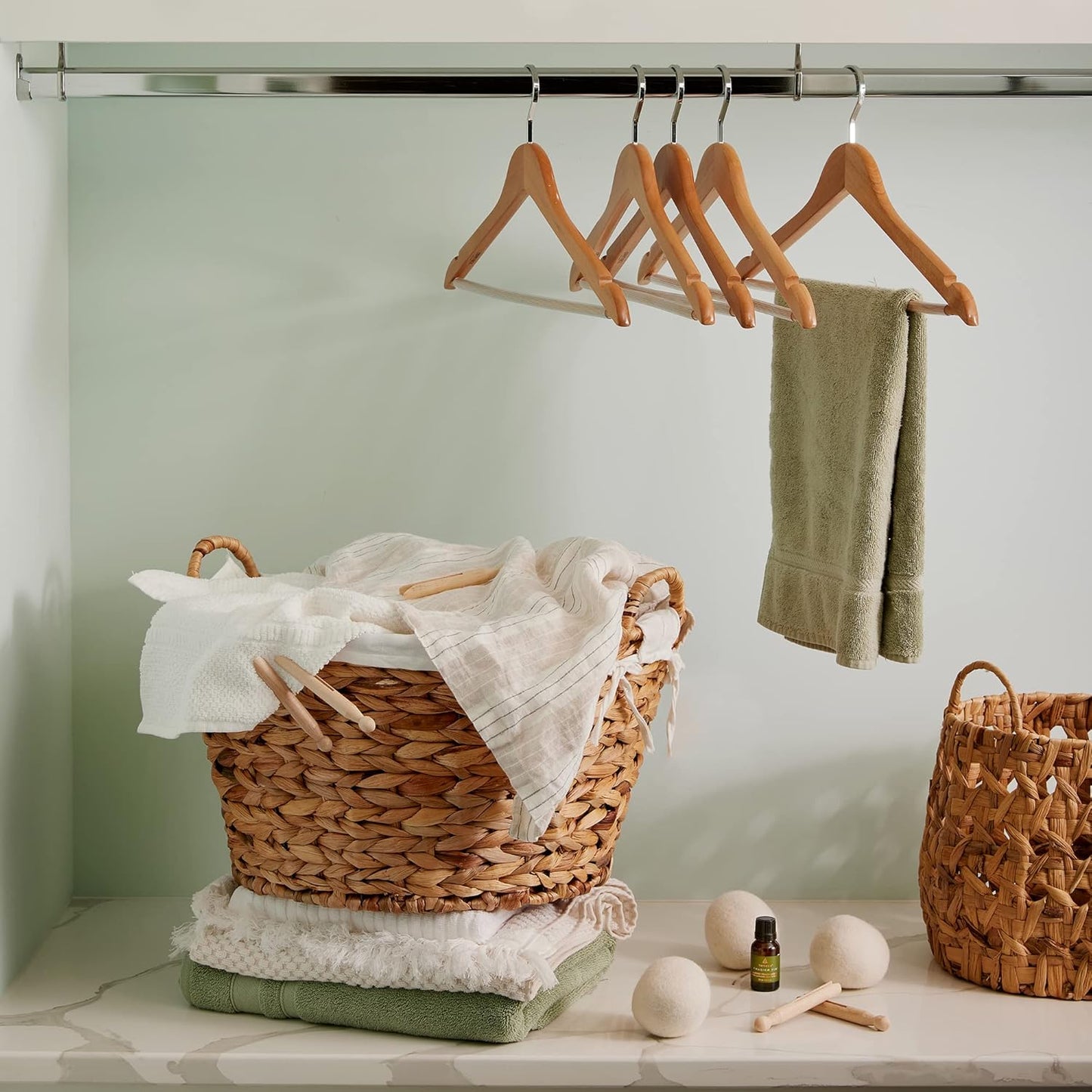 Thymes Wool Dryer Balls Set – Includes 3 Wool Laundry Balls + 1 Scented Laundry Fragrance Oil for Dryer – Eliminate Wrinkles, Static & Lint (Frasier Fir, 0.5 fl oz)