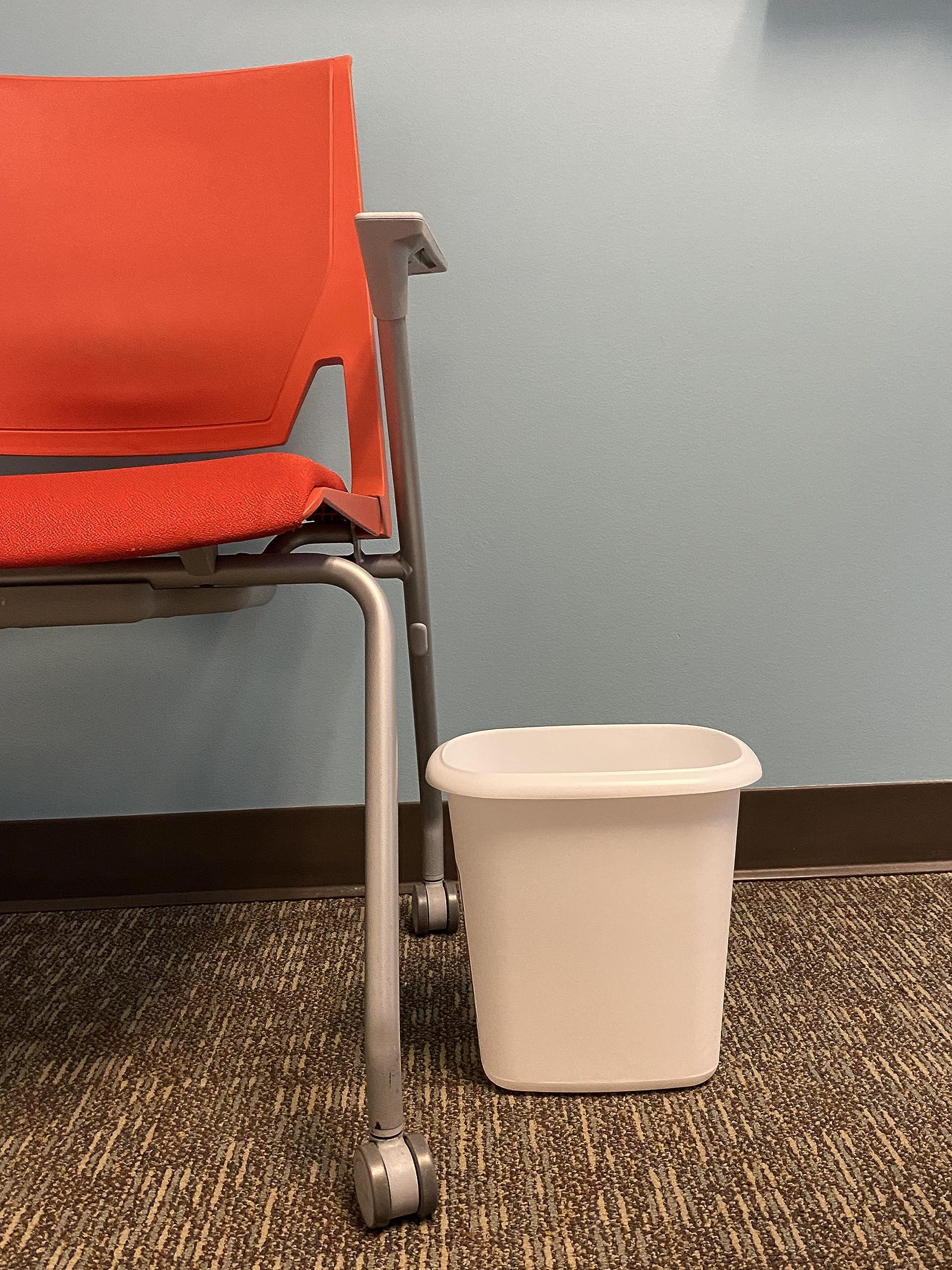 Rubbermaid Vanity Trash Can/Wastebasket 1.5-Gallons/6-Quarts White for Under