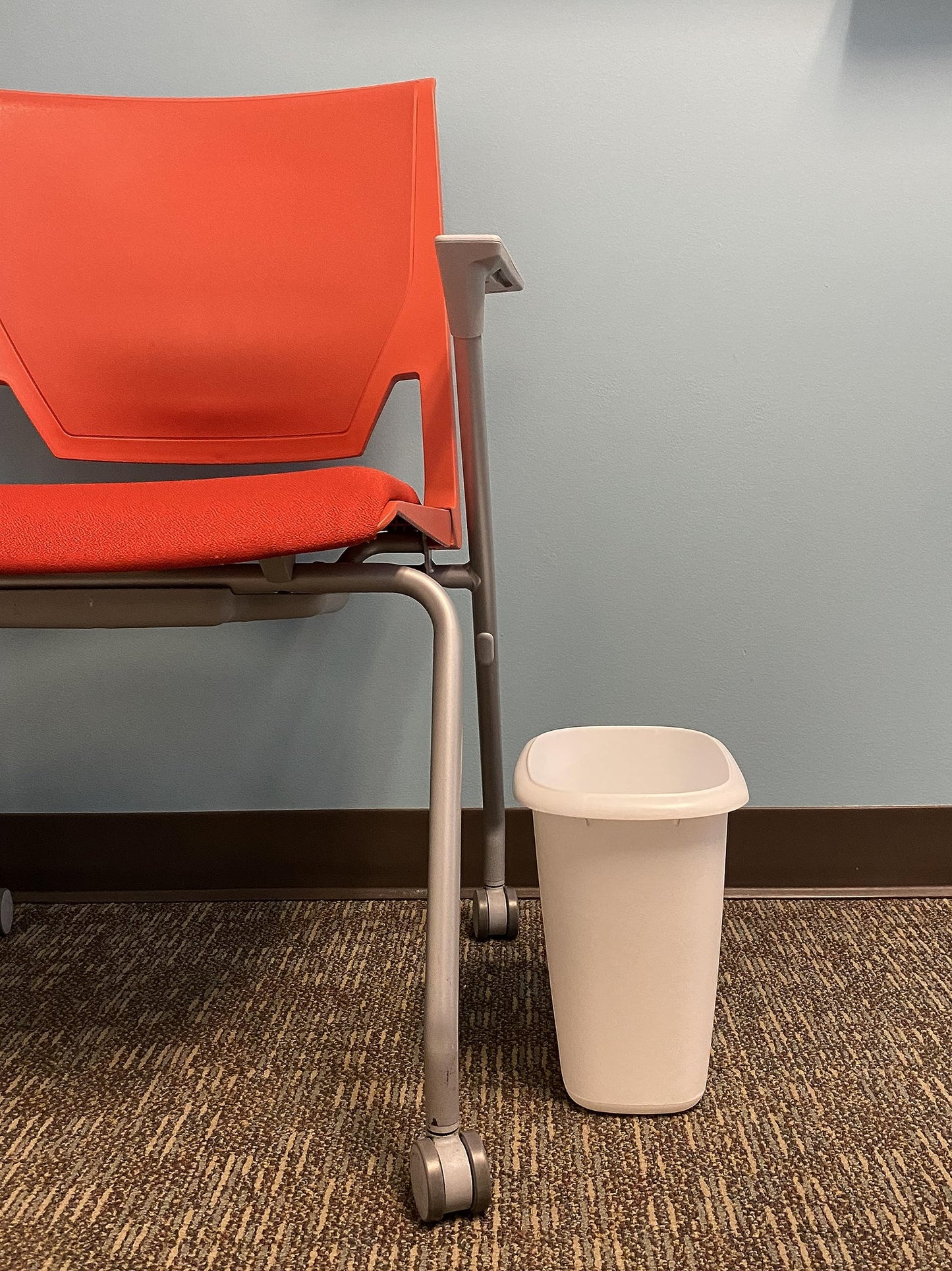 Rubbermaid Vanity Trash Can/Wastebasket 1.5-Gallons/6-Quarts White for Under